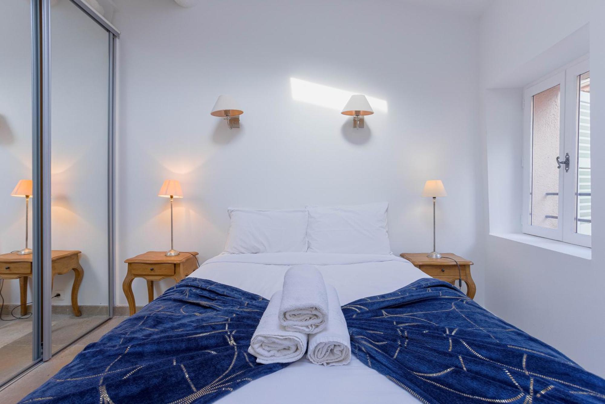 Appartamento Maison Julia- Triplex Avec Rooftop Terrasse Vue Sur Et Cathedrale, 10 Mins A Pieds Du Palais Et Plages *